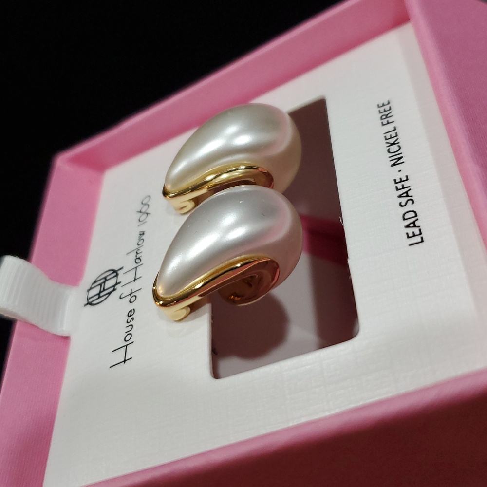 House‎ of Harlow 1960 hoh oversized pearl gold tone half bean huggies earrings